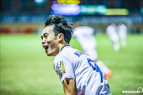 Niem vui cua Van Toan sau khi cang ngang tao dieu kien cho Minh Vuong ghi ban an dinh chien thang 3-2 cho HAGL.