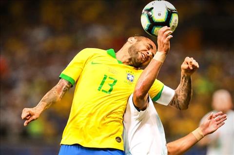 Dani Alves tranh bong o Brazil