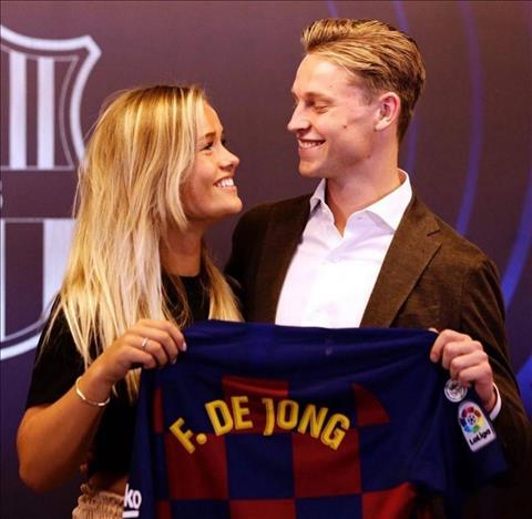 Tiền vệ De Jong ra mắt Barca, được chủ tịch giúp đỡ bạn gái hình ảnh