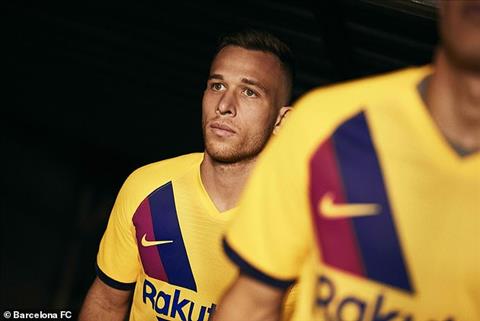 Philippe Coutinho xuất hiện trong mẫu áo mới của Barca hình ảnh