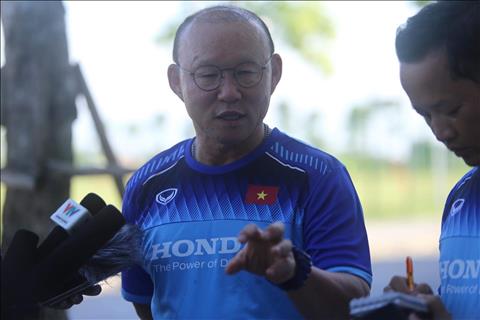 VIDEO: Biểu cảm siêu cấp đáng yêu của HLV Park Hang Seo trên sân tập U22 Việt Nam