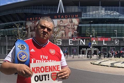 VIDEO CĐV Arsenal phẫn nộ đòi đuổi chủ tịch Kroenke hình ảnh