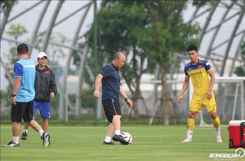 Du co tuoi nhung thay Park van khong ngan ngai pho dien ky thuat truoc cac cau thu U22 Viet Nam.