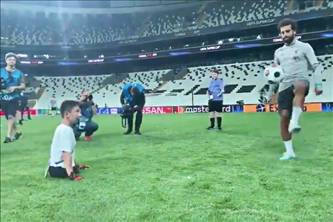 VIDEO: Salah bỏ tập để chơi bóng với CĐV đặc biệt