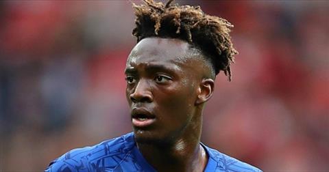 Xót con bị phân biệt chủng tộc, mẹ của sao Chelsea bật khóc