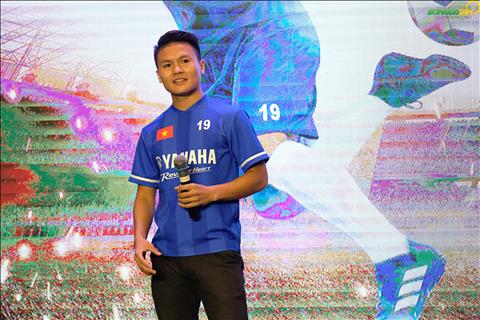 Quang Hải gửi lời chúc may mắn tới các cầu thủ nhí dự giải U13 Yamaha Cup