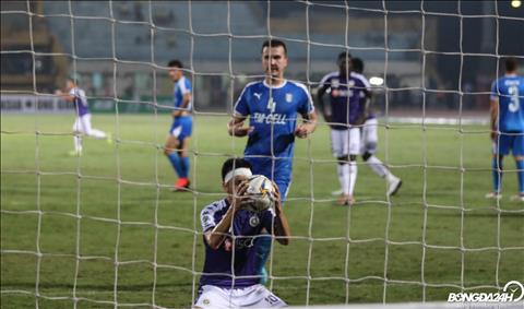 Den cuoi tran, Ha Noi FC duoc huong phat den va Van Quyet ghi ban an dinh chien thang 3-2.