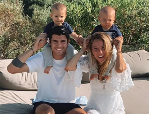 Con trai tiền đạo Morata chưa biết đi đã tập đá bóng