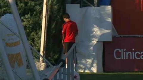 Ronaldo của Atletico Madrid bị bắt quả tang tè bậy