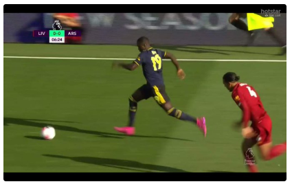 Liverpool vs Arsenal Nicolas Pepe vượt qua Virgil van Dijk  hình ảnh