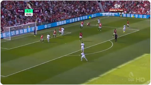 Trở lại Old Trafford, Wilfried Zaha khiến Ashley Young ngã sấp ngã ngửa