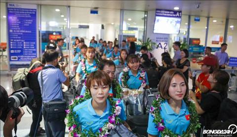 ẢNH Mang cúp vô địch về nước, ĐT nữ Việt Nam bất ngờ vì được NHM vây kín hình ảnh 2