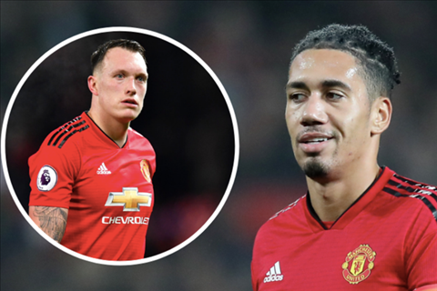 Smalling đi rồi, Phil Jones biết chơi với ai?