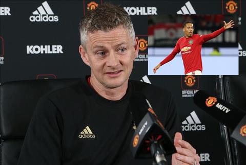 VIDEO: HLV Solskjaer: Chris Smalling chắc đang trên máy bay rồi!