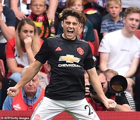 HLV Wenger chia sẻ về các cầu thủ trẻ của MU