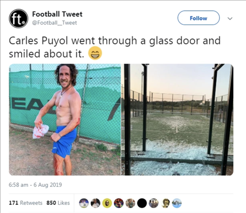 Trung vệ Carles Puyol chân trần đập tan cửa kính hình ảnh