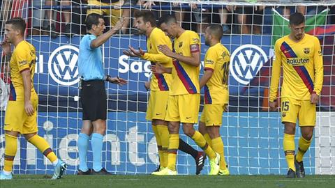 Osasuna 2-2 Barca Trung vệ Pique dọa chặt tay cho vừa lòng trọng tài hình ảnh