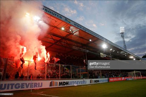 Văn Hậu hãy cẩn thận, vì pháo sáng tại Hà Lan còn kinh khủng hơn V-League