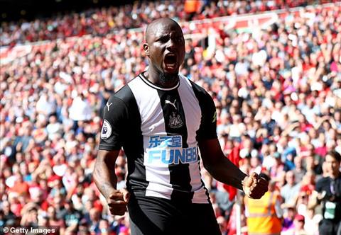 Jetro Willems mo ty so cho Newcastle