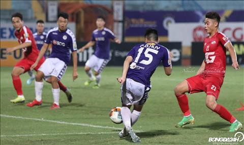 Tu no luc di bong, Duc Huy cang ngang cho Thanh Chung an dinh chien thang 5-2 cho Ha Noi FC.