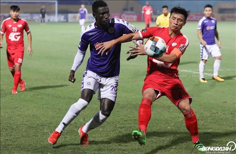 Cham tran Viettel tren san khong khan gia, Ha Noi FC gap rat nhieu kho khan truoc loi choi phong ngu phan cong cua doi thu.