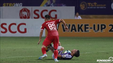 Cuoi hiep 1, Ha Noi FC duoc huong phat den khi Quang Hai bi Trong Hoang pham loi trong vong cam.