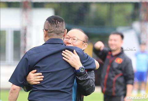 ẢNH: HLV Park Hang Seo ôm chầm huyền thoại bóng đá Thái Lan trên sân tập
