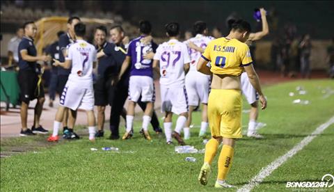 Du rat no luc, SLNA van de thua 0-1 tren san nha, qua do giup Ha Noi FC vo dich V-League 2019 som hai vong dau.