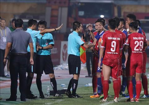 VIDEO: Toàn cảnh màn "hỗn loạn" cuối trận Viettel 2-1 Bình Dương