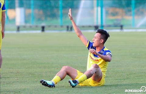 Cau thu cua SHB Da Nang khong ngan ngai treu dua cac dong doi.