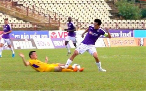 Đạp giò đối thủ, Văn Quyết có nguy cơ bị cấm thi đấu hết giải