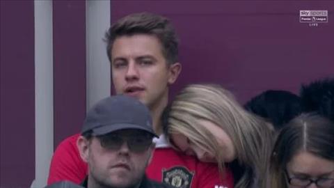 Fan nữ ngủ gật khi xem MU thua bạc nhược West Ham