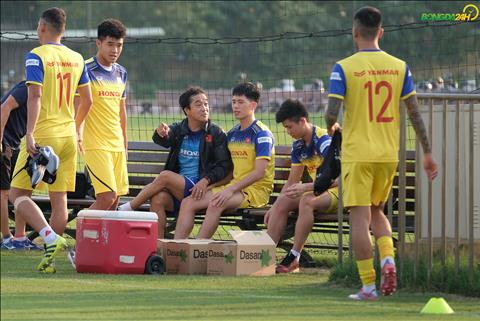 VIDEO: Đình Trọng “luyện công” cùng Văn Đức, lộ mặt “thoả mãn” khi được thầy Lee nắn chân
