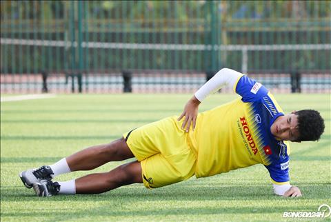 Ha Duc Chinh van tiep tuc tap luyen rieng voi nhung bai tuong doi nang.