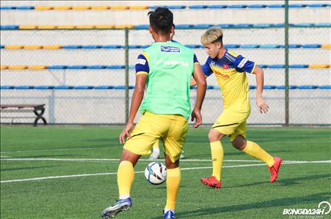 Cac cau thu U22 Viet Nam sau do chia doi ra tap kiem soat bong.