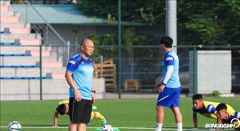 ẢNH Thầy Park đọc thư trên sân tập của ĐT U22 Việt Nam hình ảnh