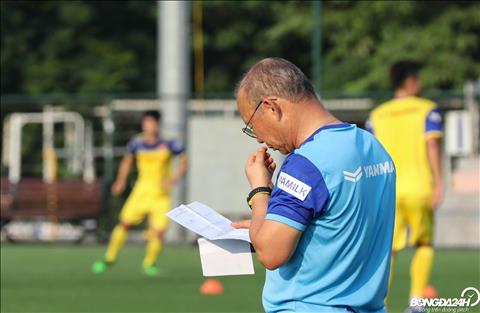 HLV Park Hang Seo doc mot buc thu duoc gui rieng.