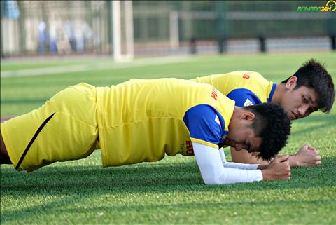 VIDEO: Hà Đức Chinh “le lưỡi” với bài tập plank