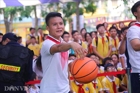 Video: Quang Hải, Bùi Tiến Dũng thi ném bóng rổ với... nữ sinh