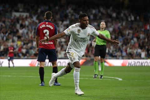 Rodrygo chi mat 93 giay ra mat de ghi ban dau tay trong chien thang Real Madrid 2-0 Osasuna