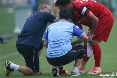 ẢNH: ĐT Việt Nam có nguy cơ mất hai tuyển thủ sau buổi tập chiều 26/9