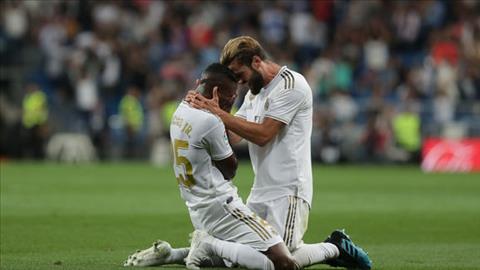 Vinicius bat khoc sau khi ghi ban o tran Real Madrid 2-0 Osasuna