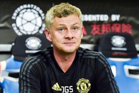 Solskjaer giở thói “văn vở”, yêu cầu fan MU hết sức bình tĩnh
