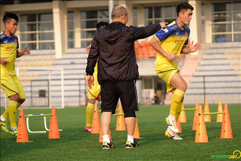 VIDEO: Chưa khoẻ, thầy Park vẫn vung chân chỉnh đốn học trò