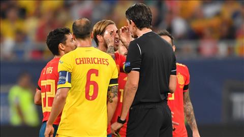 Sergio Ramos khiến trọng tài phải xin lỗi sau khi phạt thẻ vàng