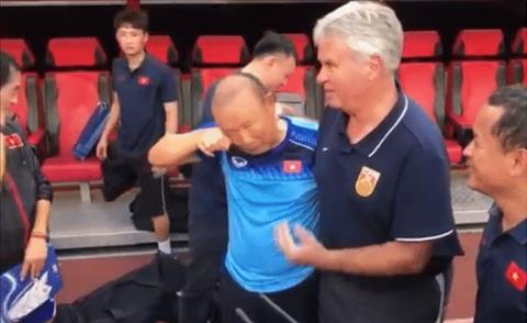 Video: HLV Park Hang Seo bật khóc khi gặp lại sếp cũ Guus Hiddink
