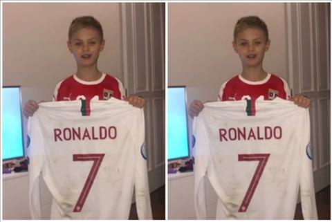 Cristiano Ronaldo gây sốt với hành động tặng áo cho con trai Matic hình ảnh