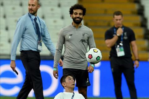 Xúc động với khoảnh khắc Salah và đồng đội chơi bóng cùng với fan đặc biệt