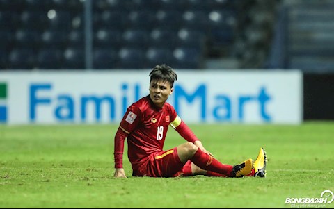 Bị U23 UAE chăm sóc, Quang Hải liên tục nằm sân  hình ảnh