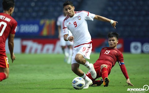 Bị U23 UAE chăm sóc, Quang Hải liên tục nằm sân  hình ảnh